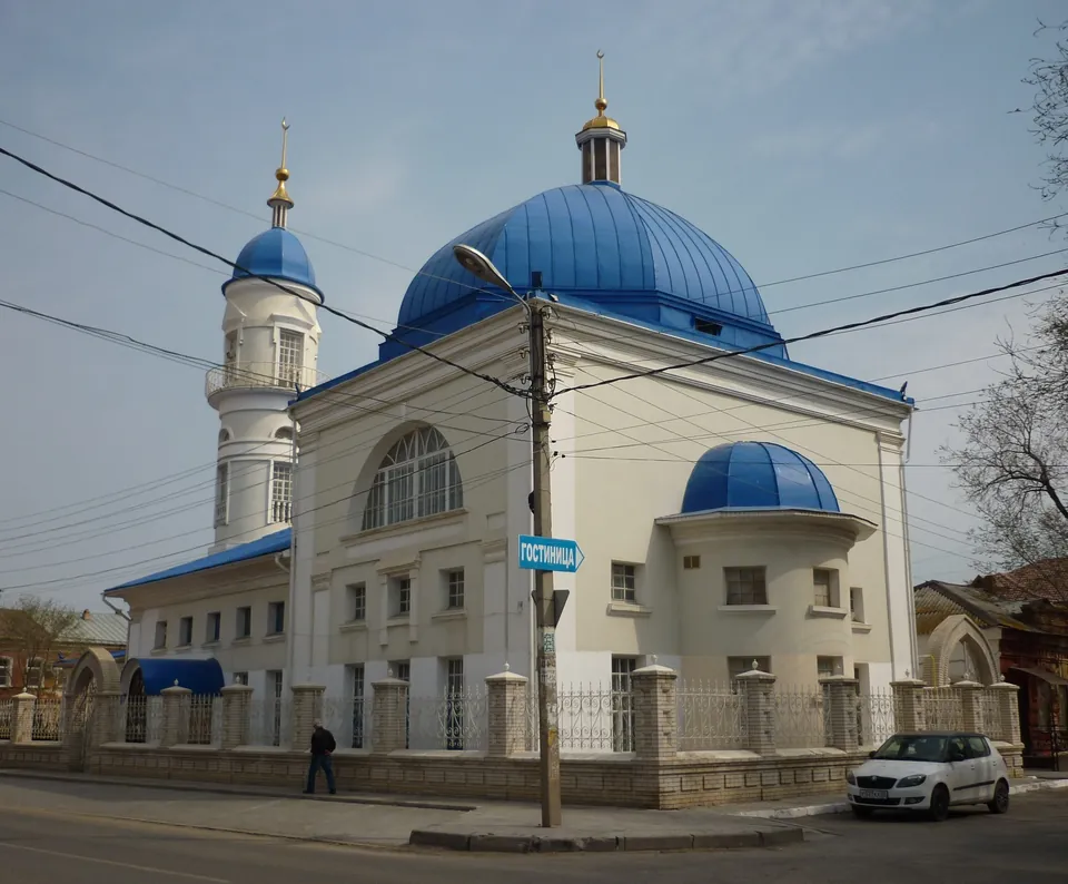 Белая мечеть: Молельный зал с синим куполом, михраб и минарет, 2018 год