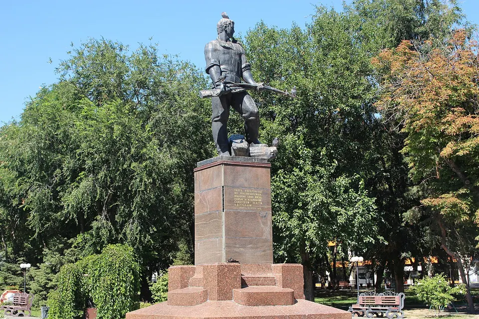 Братский сад: Памятник красногвардейцам в Братском саду