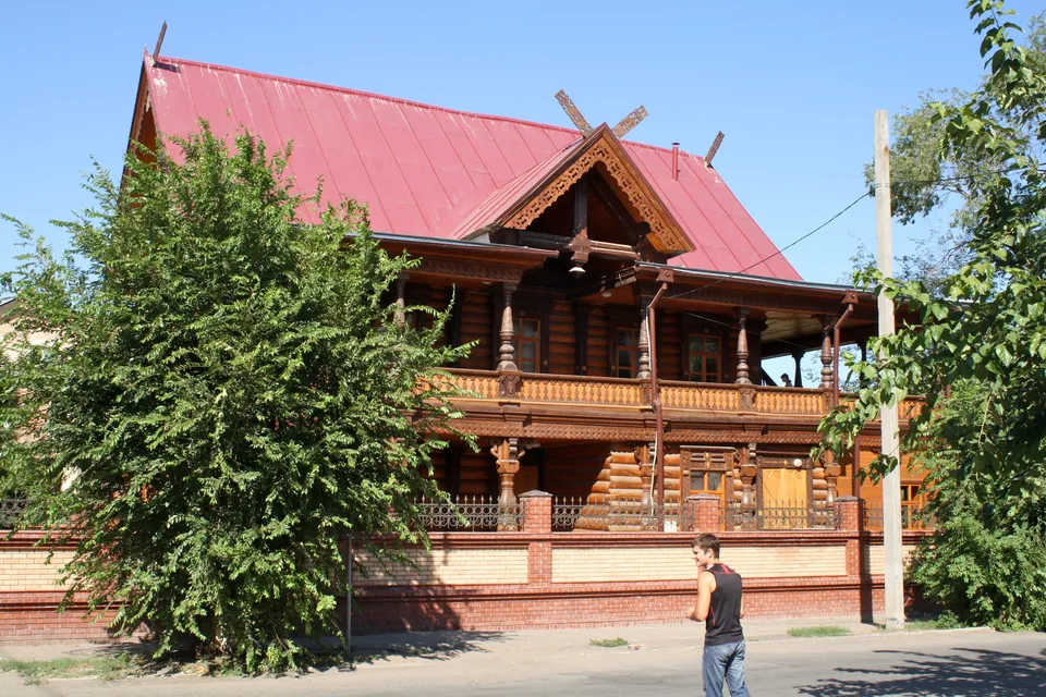 Дом купца Тетюшинова: дом с Коммунистической улицы, 2011 год, ещё с красной кровлей