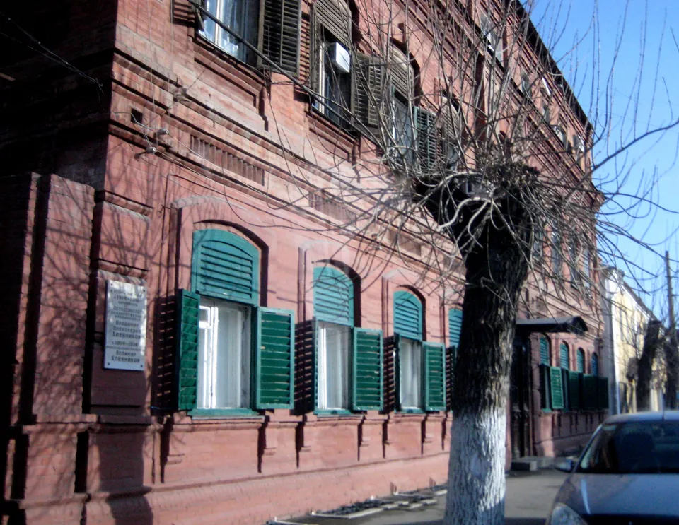 Дом-музей Велимира Хлебникова: фасад на Свердлова с мемориальной доской отцу и сыну Хлебниковым, 2011 год
