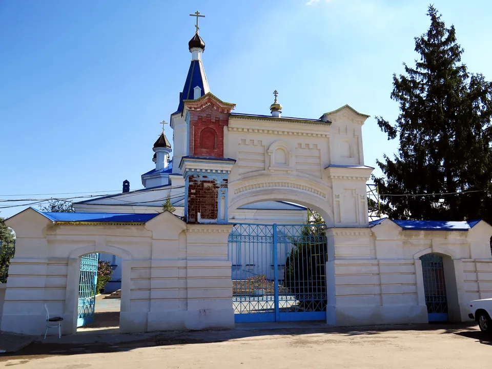 Храм Преображения Господня: Ограда с воротами, за ней храм, 2018 год