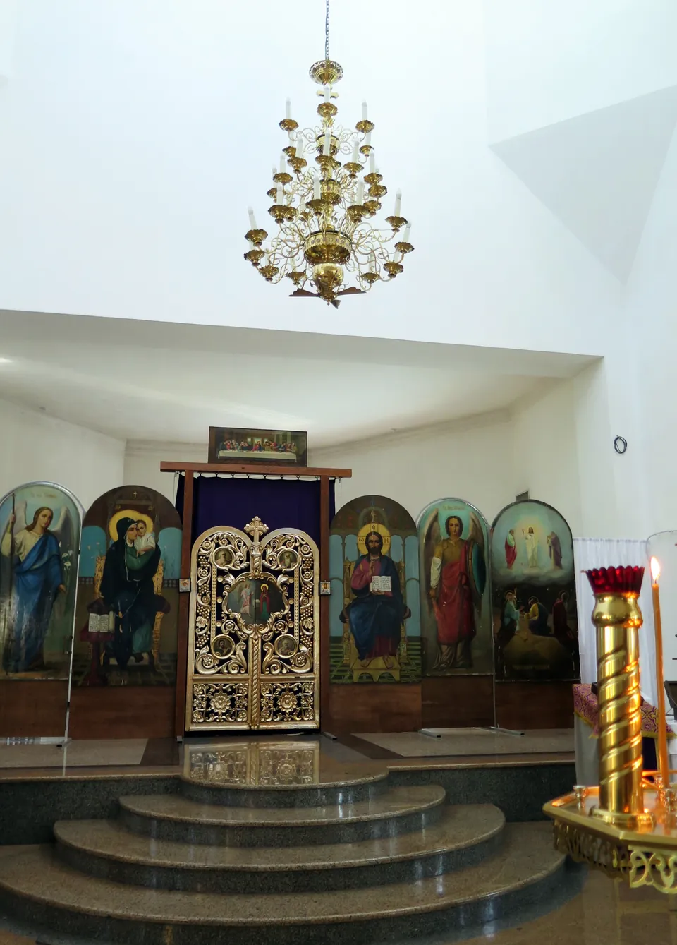 Храм Преображения Господня: Иконостас и паникадило внутри храма, 2018 год
