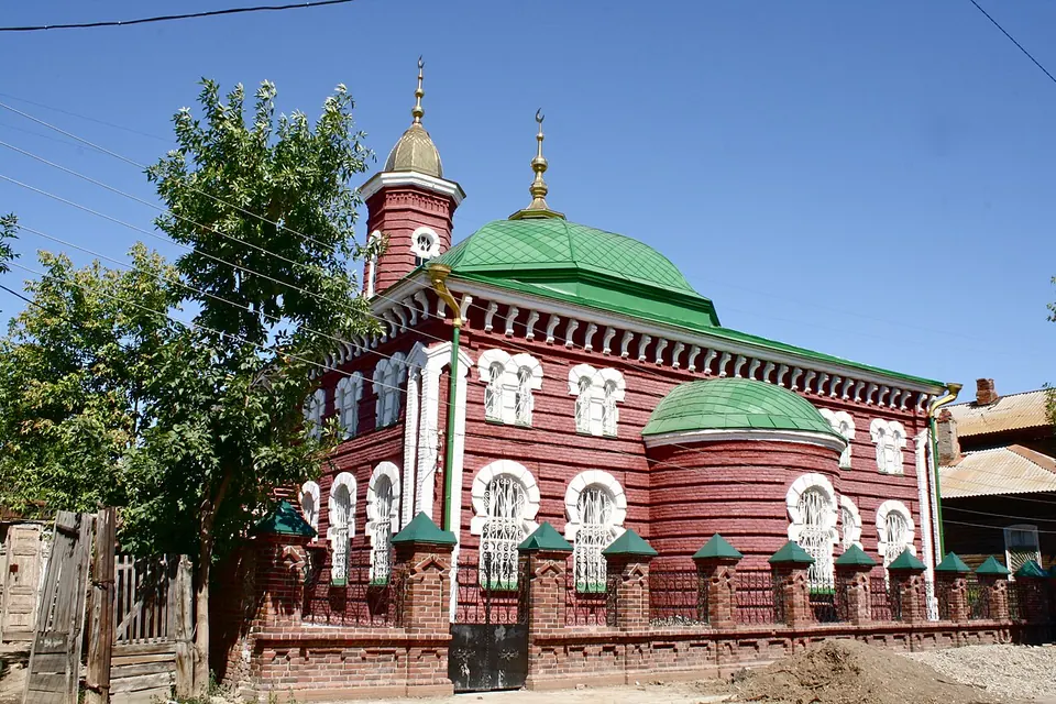 Красная (Центральная) мечеть: Красная мечеть из кирпича
