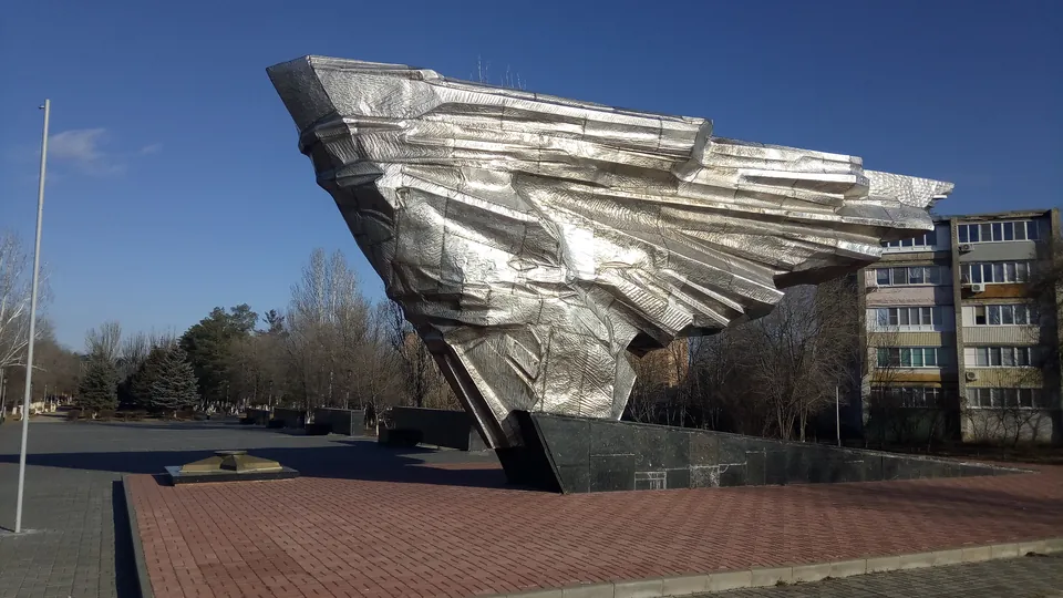 Мемориал «Крыло Икара»: Стальное «Крыло Икара» в Ахтубинске, 2021 год
