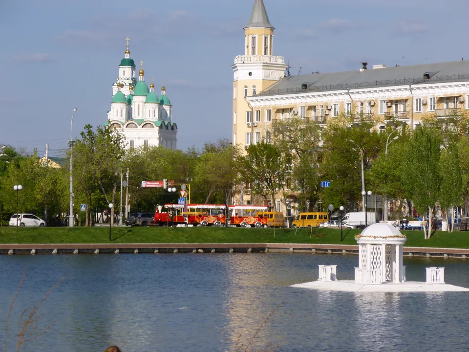 Лебединое озеро: Озеро с домиком для лебедей, за ним кремль, май 2015 года
