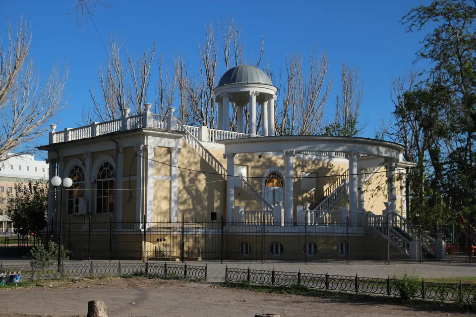 Лебединое озеро: Павильон с ротондой на западном берегу — здание планетария, 2013 год