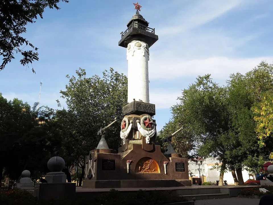 Морской сад: Памятник морякам в Морском саду