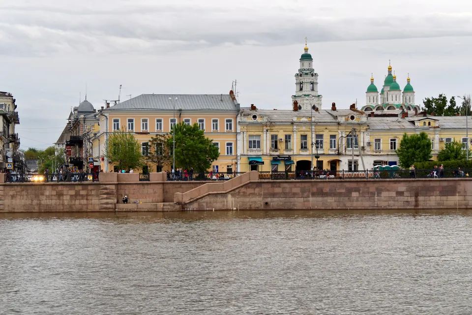 Петровская набережная и памятник Петру I: Набережная с Волги, за ней колокольня и Успенский собор кремля, 2015 год