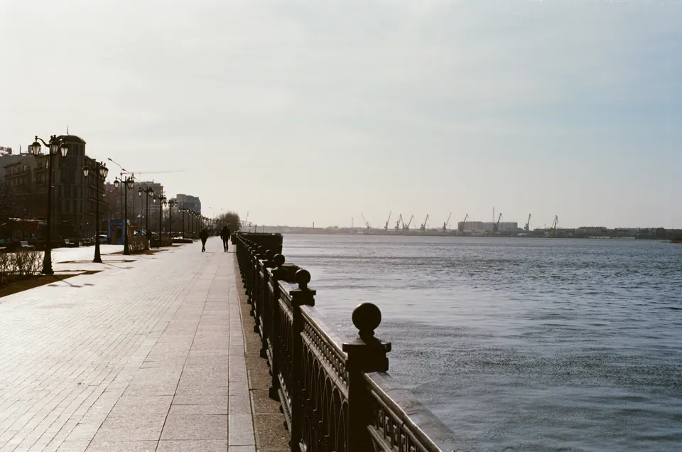 Петровская набережная и памятник Петру I: Прогулочная часть набережной у Волги, февраль 2020 года