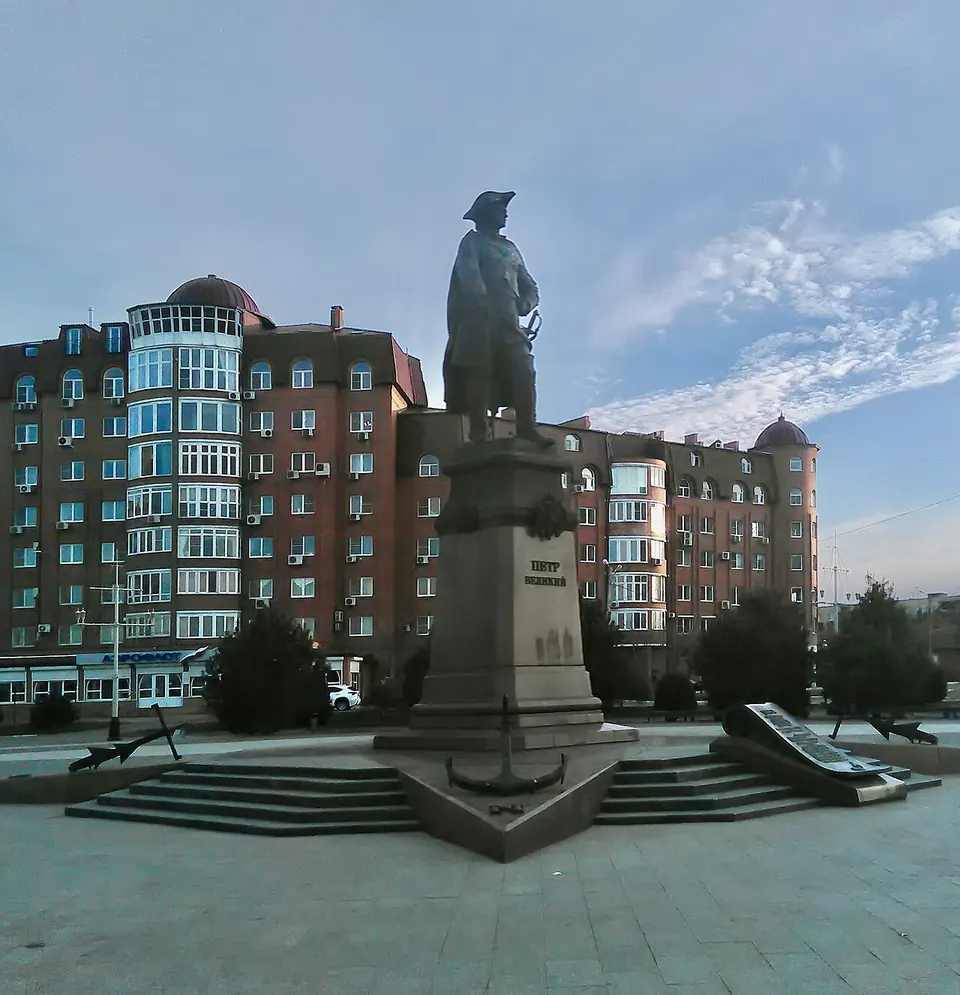 Петровская набережная и памятник Петру I: Памятник Петру I на набережной